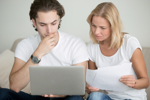 Image of a couple looking to get Online Personal Loans